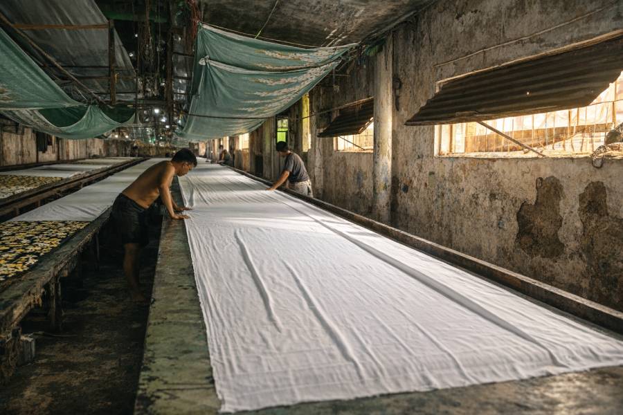 Proses produksi seragam batik kantor custom di workshop Versatra Pasar Rebo Jakarta Timur