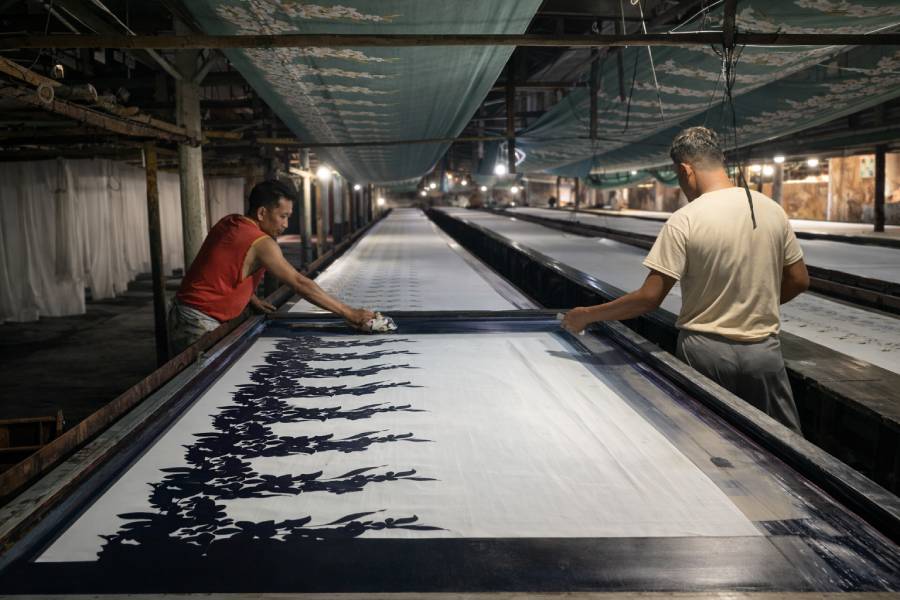 Produksi seragam batik sekolah custom untuk guru dan staf di workshop Versatra Pasar Rebo Jakarta Timur